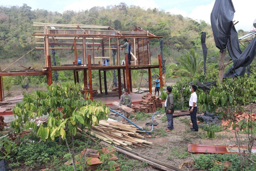 Tháo dỡ một căn nhà được làm trên đất nông nghiệp ở xã Ea Kao. Ảnh: baodaklak.vn