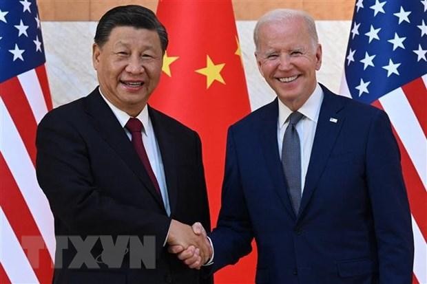 Tổng thống Mỹ Joe Biden (phải) và Chủ tịch Trung Quốc Tập Cận Bình tại cuộc gặp trước thềm Hội nghị thượng đỉnh G20 ở Bali, Indonesia, ngày 14/11/2022. (Ảnh: AFP/TTXVN) Ngày 14/11, Tổng thống Mỹ Joe Biden cho biết không cần phải có một cuộc "Chiến tranh Lạnh" mới với Trung Quốc, sau những gì ông đã mô tả là cuộc gặp thẳng thắn với Chủ tịch Trung Quốc Tập Cận Bình tại Bali, Indonesia. Đây là cuộc gặp trực tiếp đầu tiên của ông Biden và ông Tập Cận Bình với tư cách là nhà lãnh đạo của các cường quốc hàng đầu, diễn ra sau một số cuộc điện đàm kể từ khi bắt đầu chính quyền trong bối cảnh quan hệ giữa Washington và Bắc Kinh được coi là ở mức thấp nhất trong nhiều thập kỷ. [Lãnh đạo Mỹ, Trung Quốc gặp nhau trước thềm Hội nghị thượng đỉnh G20] Chính quyền của Tổng thống Biden đã xác định Trung Quốc là thách thức lớn nhất và là đối thủ cạnh tranh với Mỹ trong thế kỷ 21. Mối quan hệ chặt chẽ của Bắc Kinh và Nga trong bối cảnh diễn ra cuộc xung đột tại Ukraine đã tác động tới mối quan hệ Mỹ-Trung, bên cạnh một loạt các vấn đề khác. Tuy nhiên, Tổng thống Mỹ Biden đã đưa ra một quan điểm khá tích cực sau cuộc gặp với Chủ tịch Trung Quốc Tập Cận Bình, bất chấp những khác biệt trên. Về mối đe dọa vũ khí hạt nhân, Tổng thống Mỹ nói rằng ông và Chủ tịch Trung Quốc Tập Cận Bình “tái khẳng định niềm tin chung về mối đe dọa, nơi việc sử dụng vũ khí hạt nhân là hoàn toàn không thể chấp nhận được." Trước đó, Nhà Trắng cho biết Tổng thống Biden cho rằng Washington và Bắc Kinh sẽ không thể giải quyết tất cả mọi việc, nhưng hai nhà lãnh đạo đã đồng ý thiết lập các cuộc họp cấp cao để thảo luận về các vấn đề căng thẳng trong mối quan hệ./. 