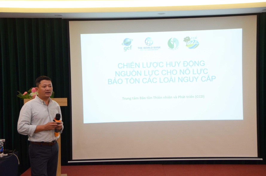 TS. Nguyễn Mạnh Hà thuyết minh về Chiến lược huy động nguồn lực xã hội cho bảo tồn các loài nguy cấp. (Ảnh: CCD) 