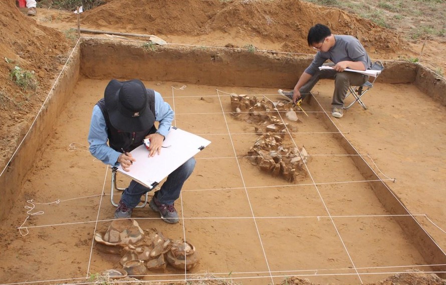 Cán bộ Bảo tàng Lịch sử Quốc gia và Bảo tàng Quốc gia Hàn Quốc xử lý hiện trường khai quật tại di tích quốc gia Phôi Phối-Bãi Cọi năm 2012. (Ảnh: BTLSQG) 
