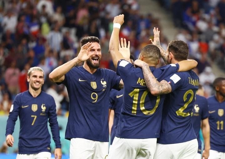 Các cầu thủ Pháp ăn mừng sau chiến thắng đậm trước Australia. Ảnh: Getty 