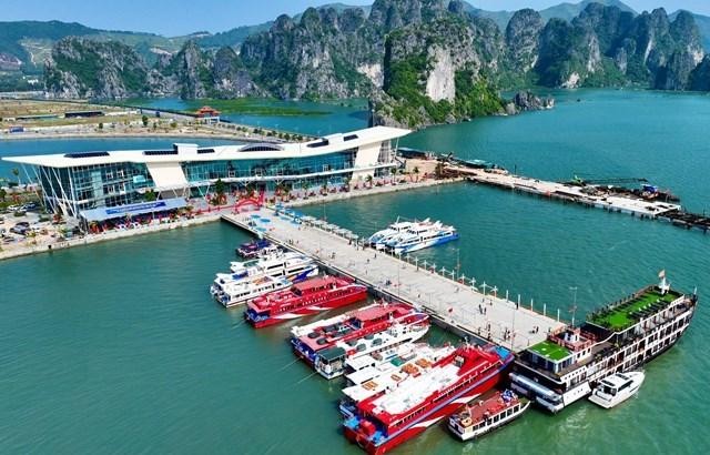 Bến cảng cao cấp Ao Tiên có tổng vốn đầu tư hơn 610 tỷ đồng, do Công ty TNHH MTV Du lịch Mai Quyền làm chủ đầu tư đã chính thức được đưa vào khai thác.