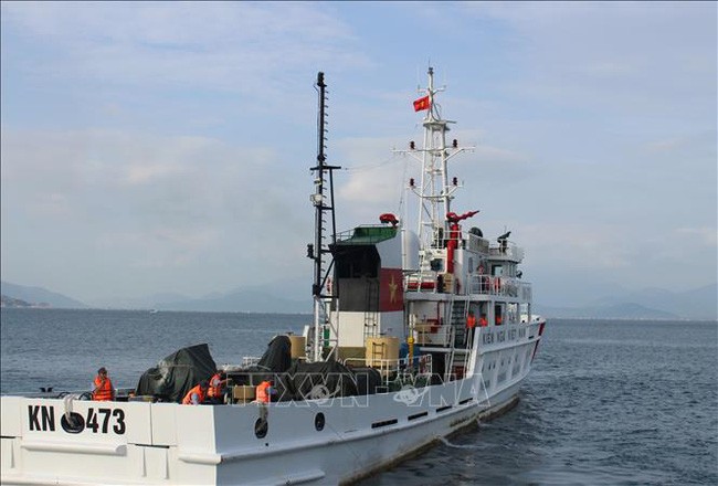 Tàu KN 473 cập Cảng đưa 3 ngư dân của tàu cá BĐ 98658 TS - tàu cá tiếp cận với tàu gặp nạn BĐ 96388 tình nguyện ở lại biển hỗ trợ công tác tìm kiếm cứu nạn vào bờ.