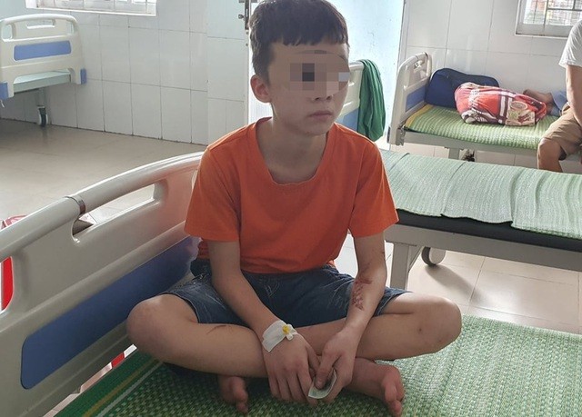 Cháu bé giúp việc đã được đưa đến Bệnh viện đa khoa huyện Yên Phong điều trị (Ảnh: Bá Đoàn)