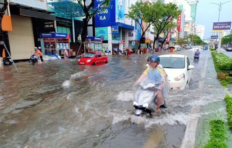 Nhiều khu phố ở Đà Nẵng bị ngập nặng