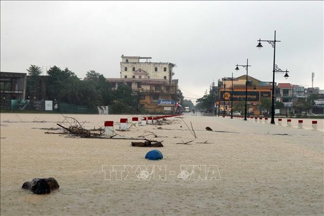Khu vực đập Đá ở thành phố Huế bị ngập sâu, lực lượng chức năng đã rào chắn không cho người dân, phương tiện qua lại để đảm bảo an toàn (ảnh minh họa) 