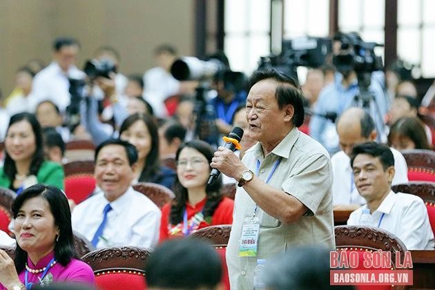 Giáo sư Nguyễn Lân Hùng dự Hội nghị Thủ tướng Chính phủ đối thoại với nông dân tổ chức tại Sơn La năm 2022. (Ảnh: Báo Sơn La)