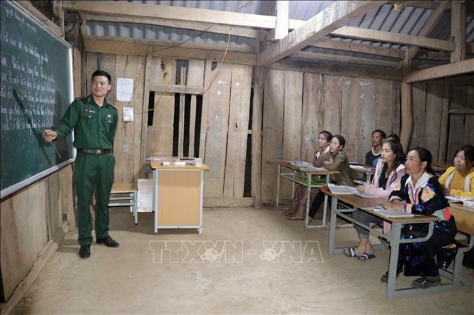 Người thầy đặc biệt, Trung úy Vì Văn Liêm, cán bộ Đồn biên phòng Mường Lạn, giảng dạy cho các học viên. 