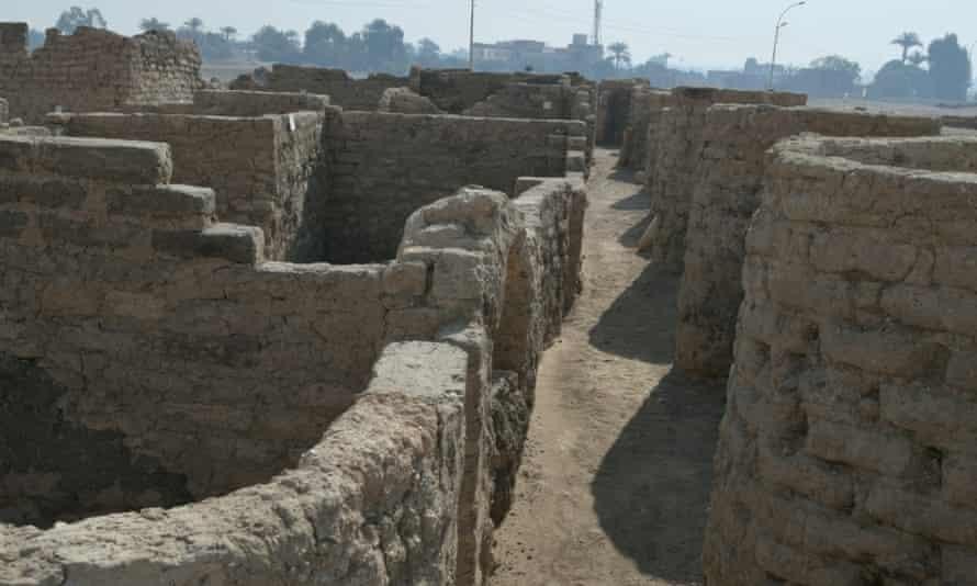 Các dãy tường của thành phố Aten - thành phố lớn nhất của Ai Cập cổ đại. Ảnh: Reuters