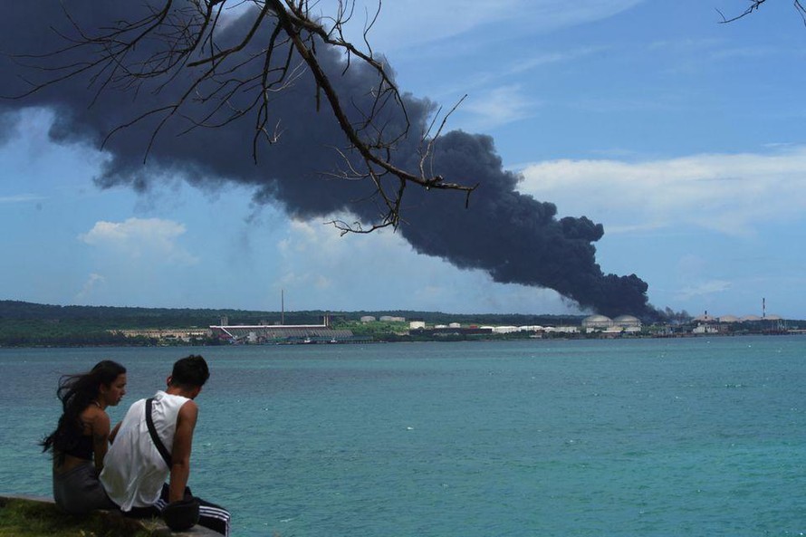 Mexico và Venezuela giúp Cuba khống chế vụ cháy kho dầu 