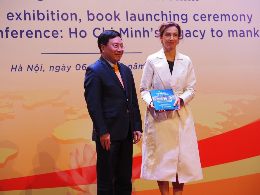Phó Thủ tướng Phạm Bình Minh trao tặng cuốn sách về Chủ tịch Hồ Chí Minh cho Tổng Giám đốc UNESCO Audrey Azoulay.
