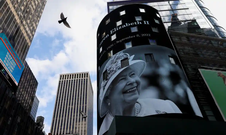 Một tấm biển tưởng niệm Nữ hoàng Elizabeth II tại Quảng trường Thời gian của New York. Ảnh: Reuters