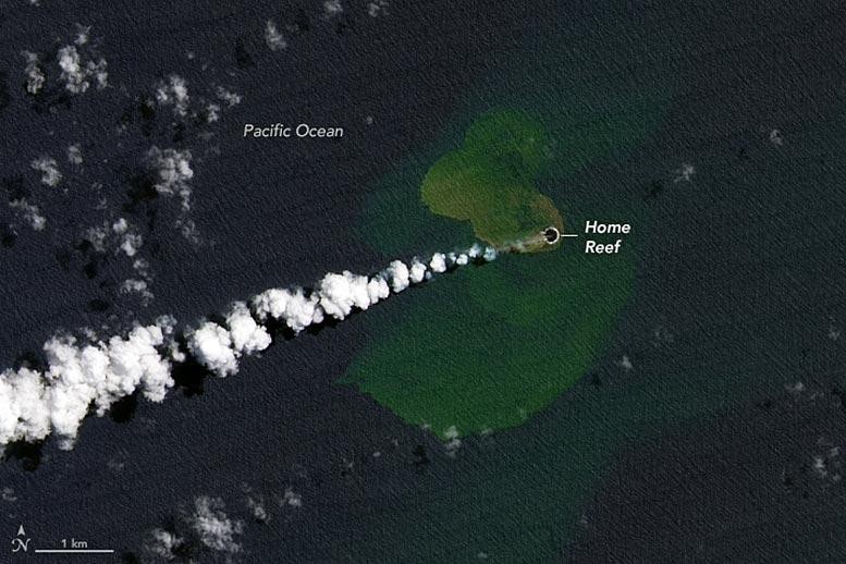 Đảo mới 'mọc lên' sau khi núi lửa phun trào