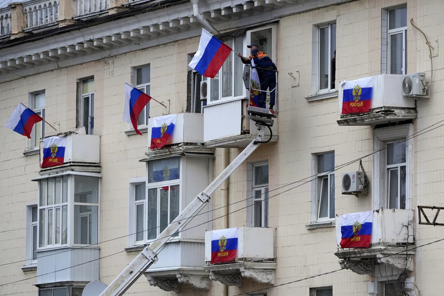 Quốc kỳ Nga được treo tại Luhansk. Ảnh: AP