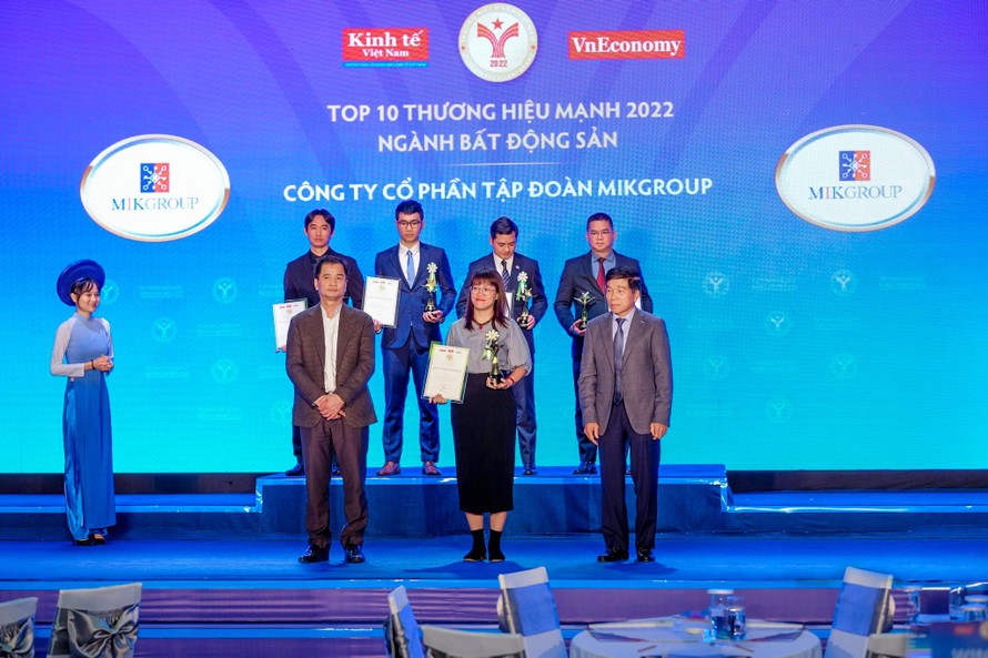 Đại diện MIKGroup nhận giải thưởng tại Lễ công bố và vinh danh Thương hiệu Mạnh Việt Nam 2022.
