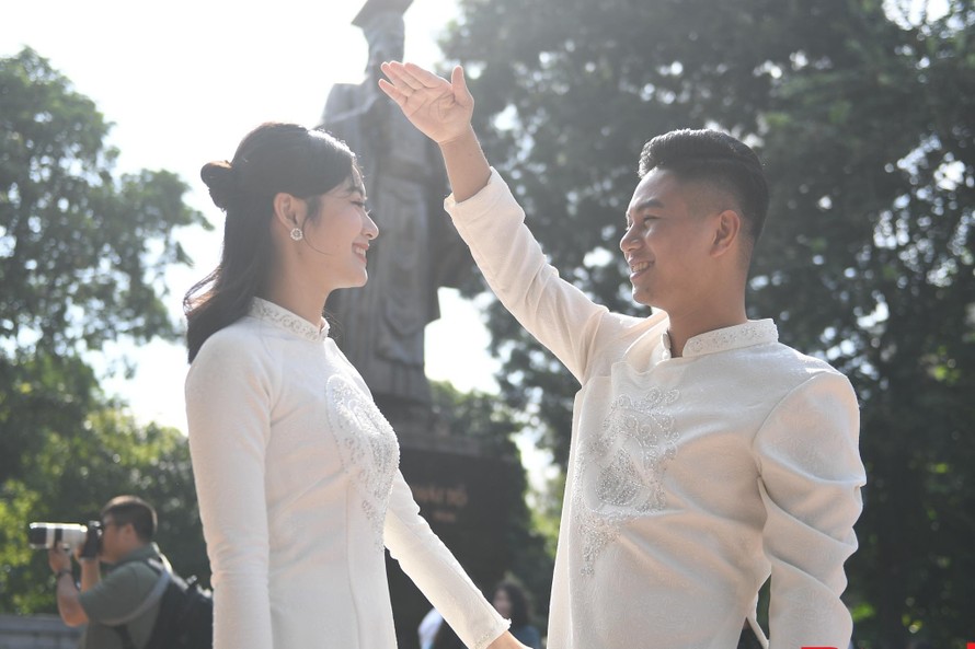 18 đôi trẻ tổ chức đám cưới tập thể tại hồ Hoàn Kiếm
