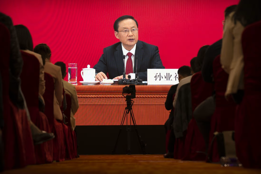 Ông Tôn Nghiệp Lễ - phát ngôn viên Đại hội Đại biểu Toàn quốc lần thứ XX của Đảng Cộng sản Trung Quốc, trong cuộc họp báo về đại hội ở Bắc Kinh. Ảnh: SCMP