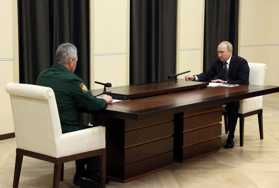 Tổng thống Nga Vladimir Putin tham dự cuộc họp với Bộ trưởng Quốc phòng Sergei Shoigu. Ảnh: Sputnik