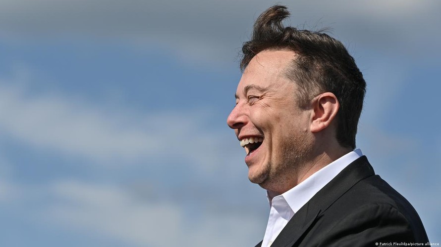 Elon Musk bán hàng triệu cổ phiếu Tesla