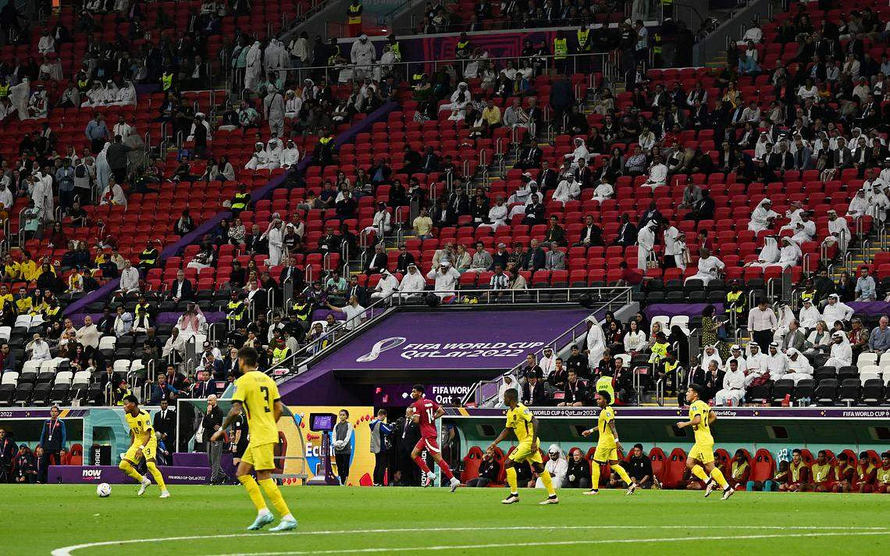 Những hàng ghế trống khán giả trong trận khai mạc World Cup 2022. Ảnh: Reuters