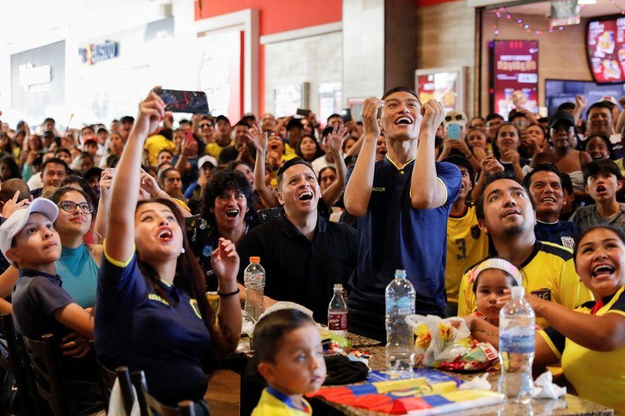 Người hâm mộ Ecuador theo dõi trận khai mạc World Cup 2022 ở Ibarra, Ecuador. Ảnh: reuters