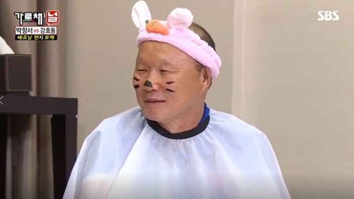 Thầy Park đeo tai thỏ, vẽ râu trên sóng truyền hình Hàn Quốc