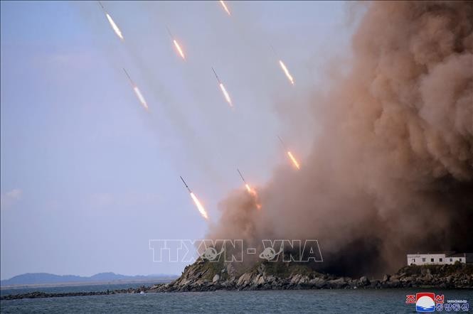 Triều Tiên bắn hàng trăm quả đạn pháo về vùng biển phía Đông và phía Tây