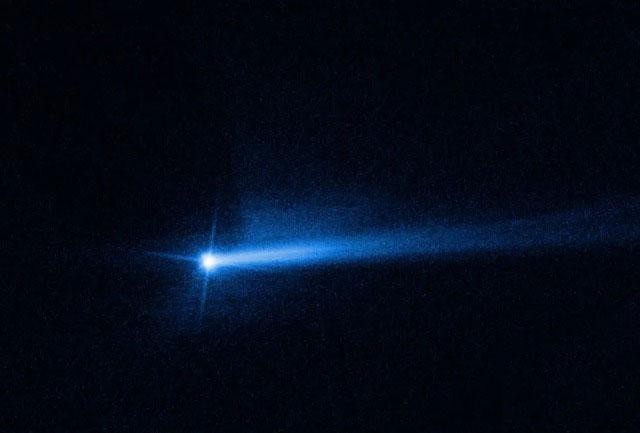 Tiểu hành tinh mà NASA đâm vào đã biến thành một ngôi sao chổi