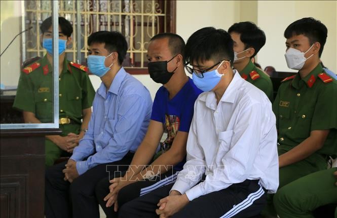 Các bị cáo Nguyễn Tấn Tài (phải), Trần Văn Quang (giữa) và Nguyễn Trung Thành tại phiên xét xử. Ảnh: TTXVN
