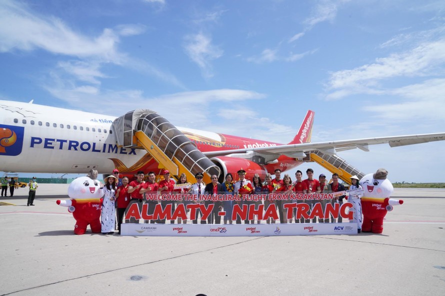 Những du khách đầu tiên bay thẳng cùng Vietjet từ Kazakhstan đến với Nha Trang hào hứng trước chuyến bay và sự chào đón nồng nhiệt của thành phố biển 