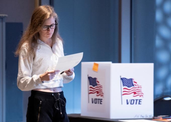 Bầu cử Mỹ: Các điểm bỏ phiếu bắt đầu đóng cửa