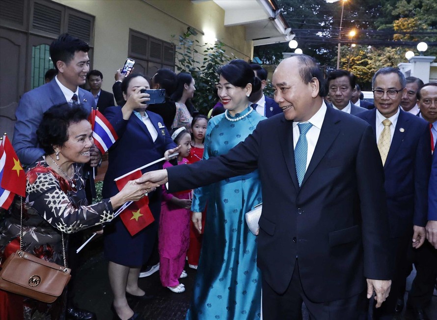  Chủ tịch nước Nguyễn Xuân Phúc và Phu nhân với cán bộ, nhân viên Đại sứ quán và kiểu bào tại Thái Lan. Ảnh: TTXVN