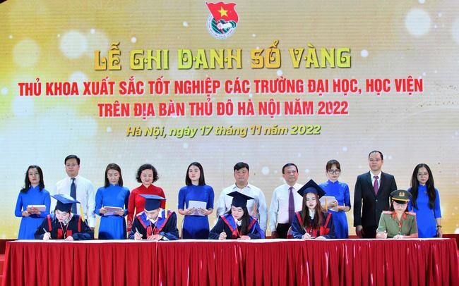 Các Thủ khoa xuất sắc tốt nghiệp các trường đại học, học viện trên địa bàn Thủ đô Hà Nội năm 2022 ghi danh Sổ vàng.