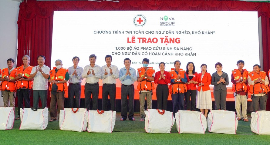 NovaGroup và Hội Chữ thập đỏ trao 1.000 bộ áo phao cứu sinh đa năng cho ngư dân nghèo