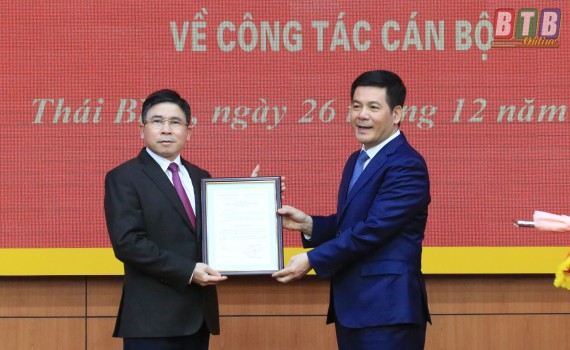Bí thư Tỉnh ủy, Chủ tịch HĐND tỉnh Thái Bình Nguyễn Hồng Diên trao quyết định và chúc mừng đồng chí Phạm Văn Tuân.