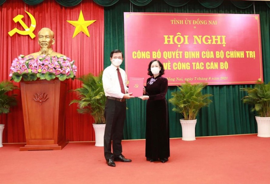 Bà Trương Thị Mai trao quyết định điều động ông Nguyễn Hồng Lĩnh làm Bí thư Tỉnh ủy Đồng Nai.