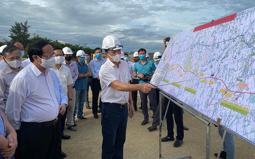 Phó Thủ tướng Lê Văn Thành kiểm tra tiến độ các dự án thành phần cao tốc Bắc - Nam phía Đông