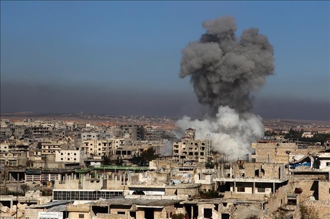 Khói bốc lên sau một cuộc không kích ở quận Maaret al-Numan, tỉnh Idlib, Syria. Ảnh tư liệu: AFP/TTXVN