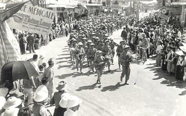 Đoàn quân chiến thắng tiến vào tiếp quản Thủ đô ngày 10/10/1954. Ảnh: ictvietnam.vn