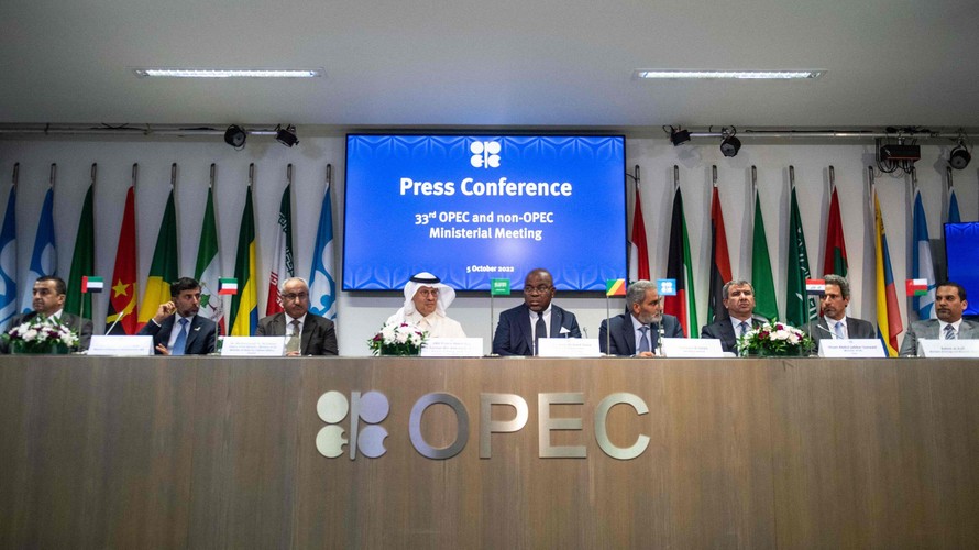 OPEC công bố quyết định cắt giảm sản lượng dầu hôm 5/10. Ảnh: NY Times