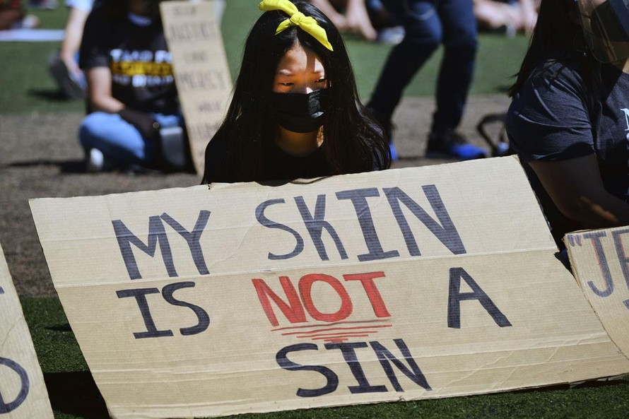 Một ngườit tham gia chiến dịch biểu tình chống sự thù ghét châu Á tại Los Angeles cầm biểu ngữ "Làn da của tôi không phải là một tội lỗi". Ảnh: Sixth Tone.