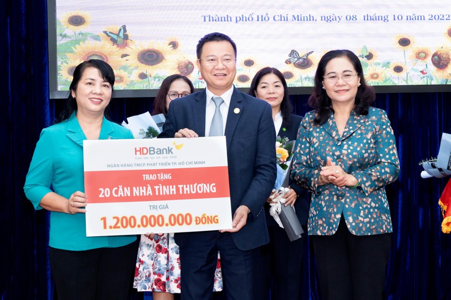 Ông Hoàng Đức Long - Giám đốc Khối Nguồn vốn và Kinh doanh tiền tệ - đại diện HDBank trao bảng tượng trưng kinh phí hỗ trợ xây dựng 20 căn nhà tình thương cho UBMTTQ Việt Nam TP.HCM.