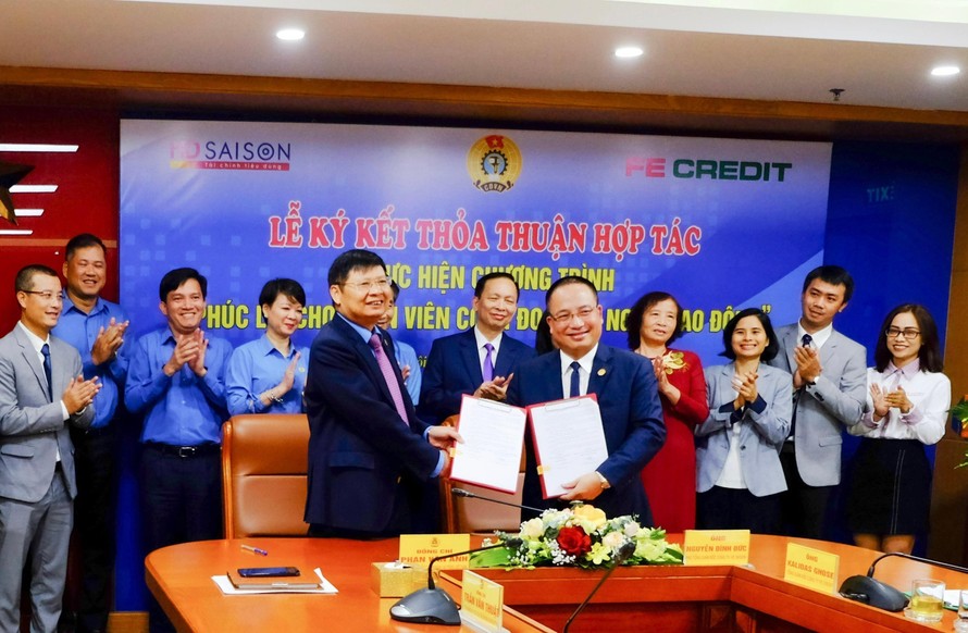 Ông Phan Văn Anh - Phó chủ tịch Tổng liên đoàn lao động Việt Nam (trái) và ông Nguyễn Đình Đức- Phó Tổng Giám đốc HD SAISON thực hiện nghi thức ký kết.