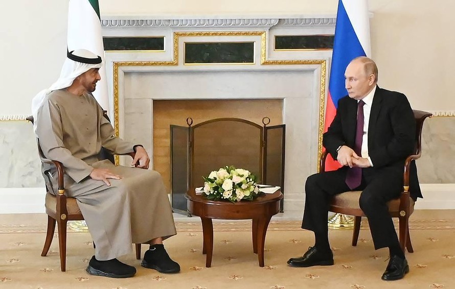 Tổng thống Nga Vladimir Putin và Tổng thống UAE Al Nahyan trong buổi hội đàm tối 11/10.