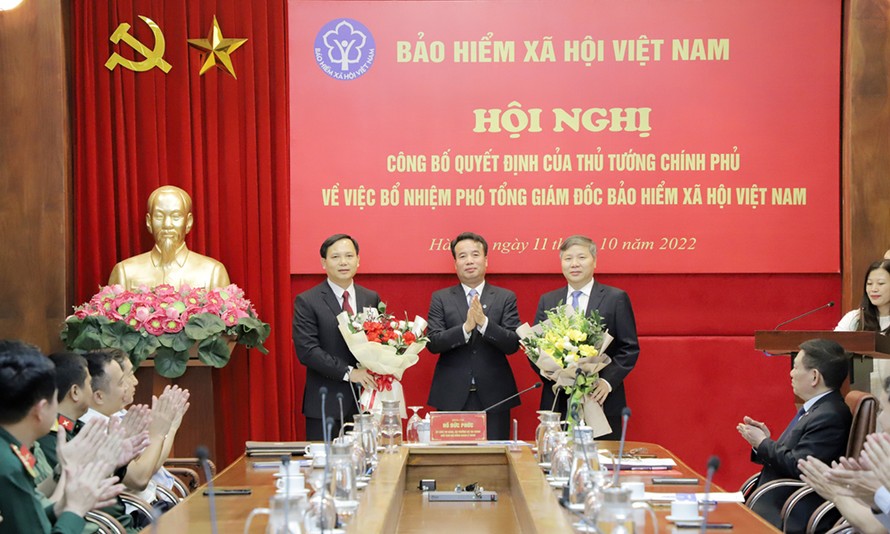 Tổng Giám đốc Bảo hiểm xã hội Việt Nam Nguyễn Thế Mạnh (người ở giữa) chúc mừng hai tân Phó Tổng Giám đốc. Ảnh: Hanoimoi.com. 