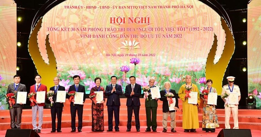 Lãnh đạo thành phố Hà Nội trao tặng danh hiệu “Công dân Thủ đô ưu tú” cho 10 cá nhân tiêu biểu, xuất sắc của thành phố. Ảnh: Nhandan.vn.