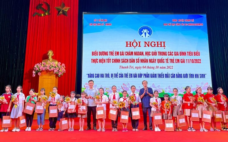 Các trẻ em gái nhận phần thưởng tại Hội nghị biểu dương trẻ em gái chăm ngoan, học giỏi huyện Thanh Trì năm 2022. Ảnh: Hanoimoi.vn
