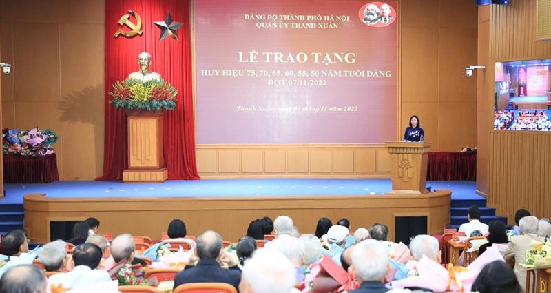 Quang cảnh lễ trao tặng Huy hiệu Đảng tại quận Thanh Xuân.