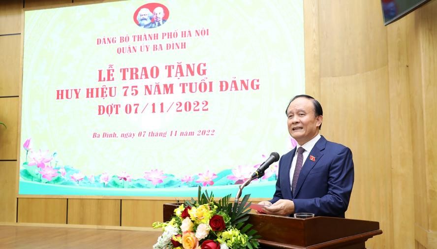  Phó Bí thư Thành ủy, Chủ tịch HĐND thành phố Nguyễn Ngọc Tuấn phát biểu tại lễ trao tặng Huy hiệu 75 năm tuổi Đảng cho các đảng viên lão thành quận Ba Đình.