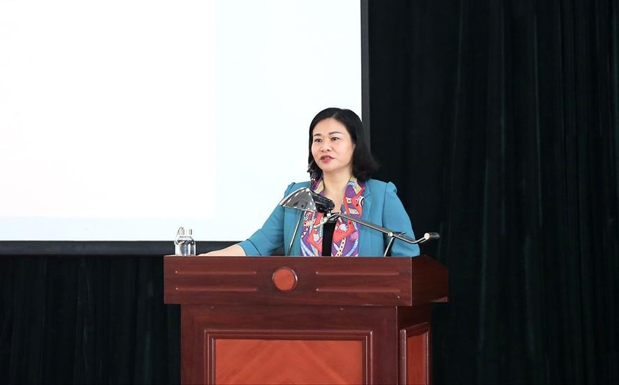 Phó Bí thư Thường trực Thành ủy Hà Nội Nguyễn Thị Tuyến giảng bài tại lớp bồi dưỡng.